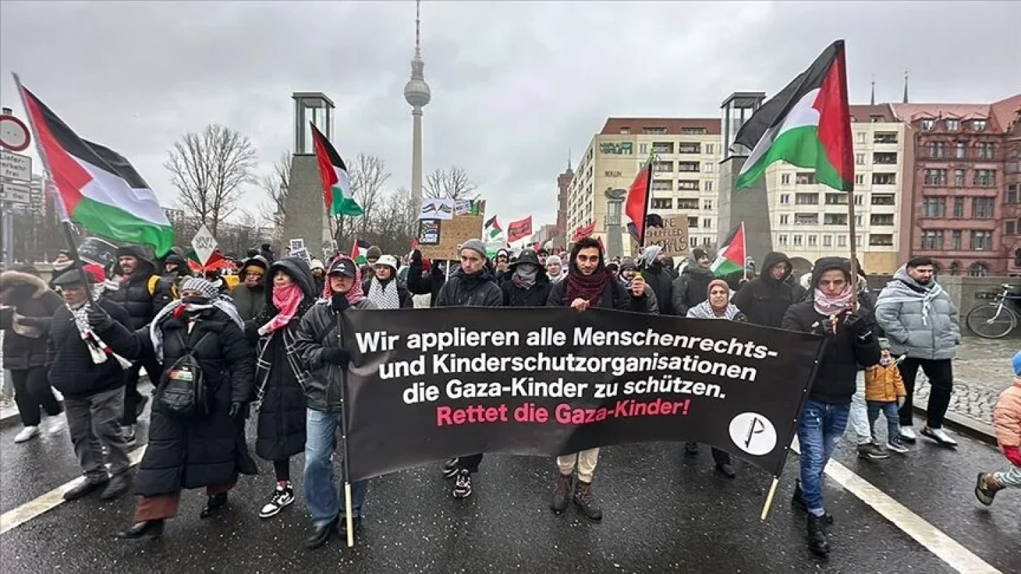 Berlin'de Filistin'e Destek Gösterisi: Binlerce Kişi Bir Araya Geldi